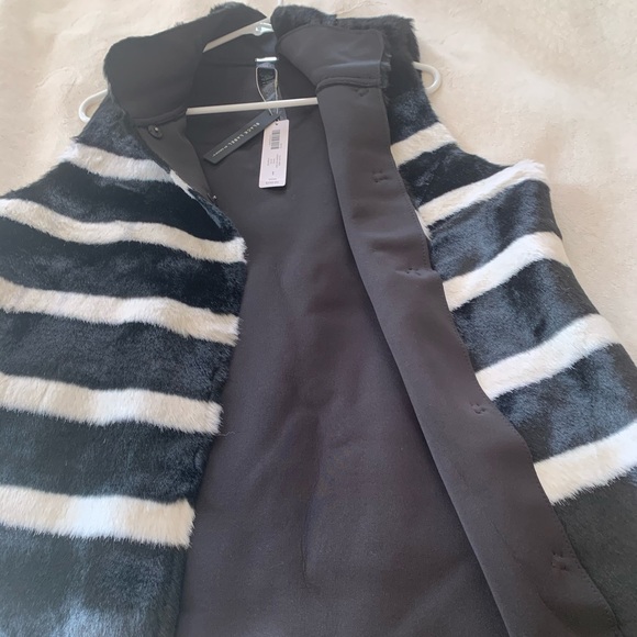 🌸New with tags Chico’s BLACK LABELSTRIPEDFUR VEST - Picture 2 of 6